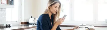Frau liest einen Artikel auf ihrem Smartphone